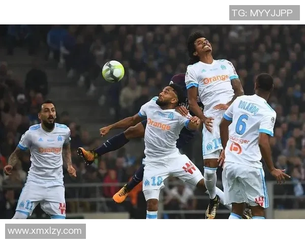 足球明星举杯庆祝瞬间展现团结与荣耀的激情时刻